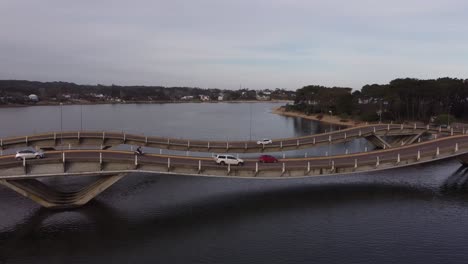 drone pov de leonel viera puente de cinta estresado con vehículos cruzando el río maldonado en uruguay