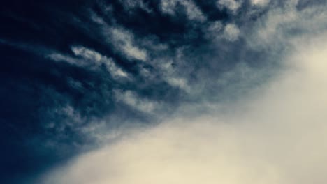 avión volando en un hermoso cielo azul