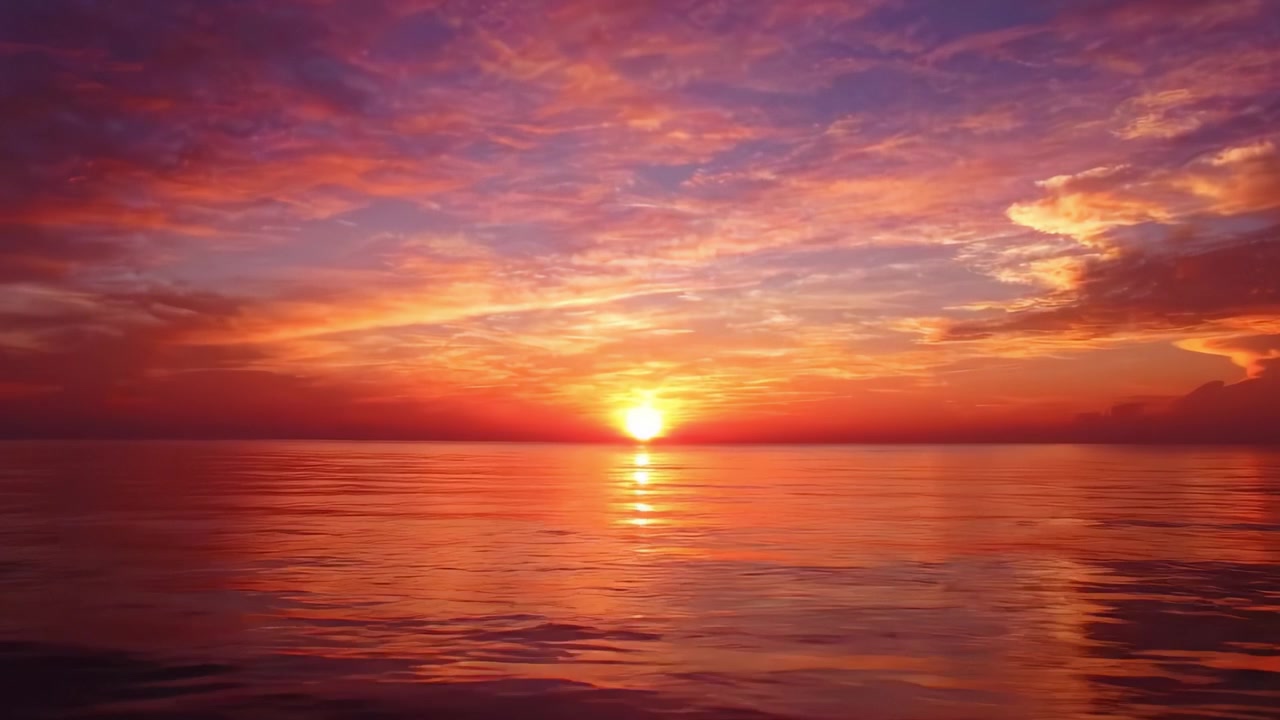Ein fesselnder Sonnenuntergang über ruhigen Gewässern: Die sich entwickelnden Farben der Dämmerung umarmen den Horizont mit lebendigen Farbtönen und spiegelnder Ruhe