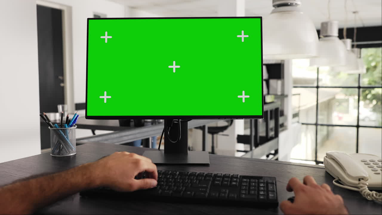 pov del hombre de negocios en la computadora de pantalla verde