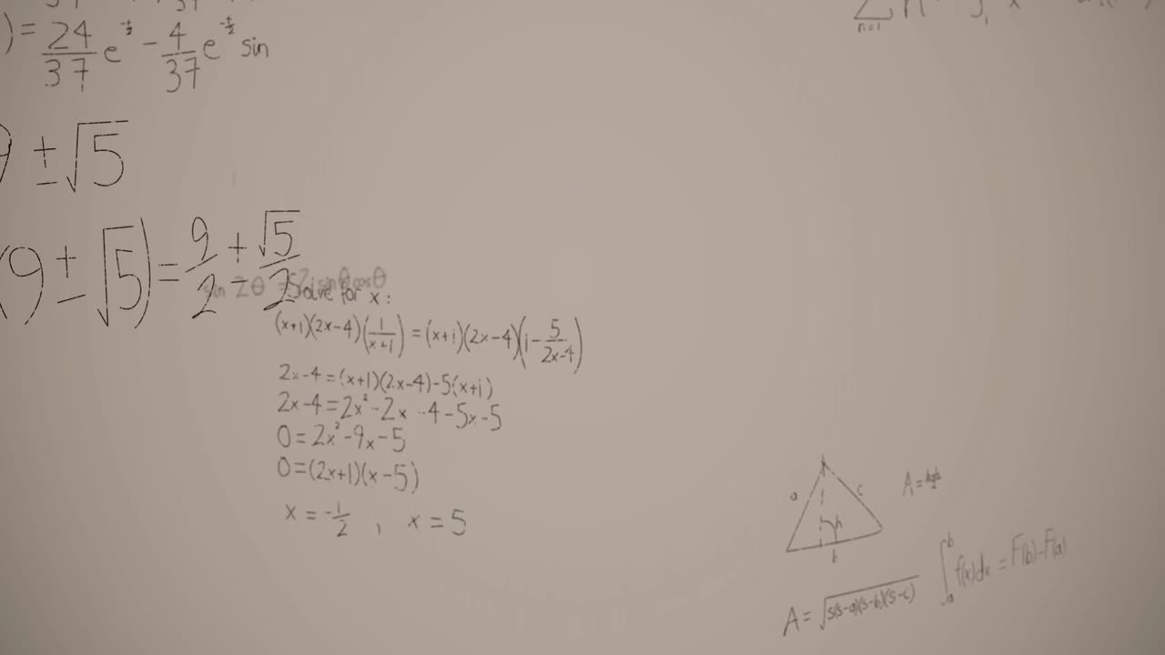 animación de ecuaciones matemáticas sobre un fondo blanco