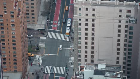 Vista-Superior-Entre-Edificios-De-Tráfico-Moderado-De-Tranvías-En-La-Ciudad-De-Nueva-York