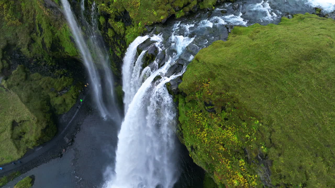 catarata de seljalandsfoss en el paisaje verde de islandia - fotografía aérea de un dron