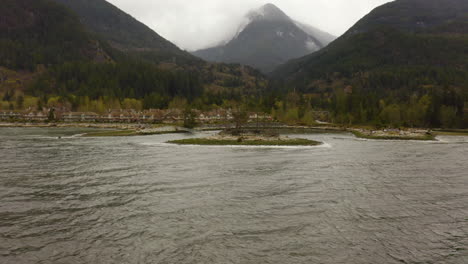 Luftaufnahme-Des-Dorfes-Furry-Creek-Am-Wasser-Entlang-Der-Pazifikküste,-British-Columbia,-Kanada