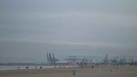 Costa-Con-Gente-Caminando-Y-Grúas-De-Contenedores-En-Invierno-Valencia-España