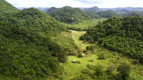 Amplia-Panorámica-Aérea-De-La-Exuberante-Selva-Guatemalteca-En-Un-Día-Soleado