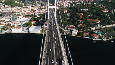 Drohne-Nimmt-Video-Von-Oben-Auf-Der-Bosporus-Brücke-Auf,-Die-Zwei-Kontinente-Im-Bosporus-Verbindet