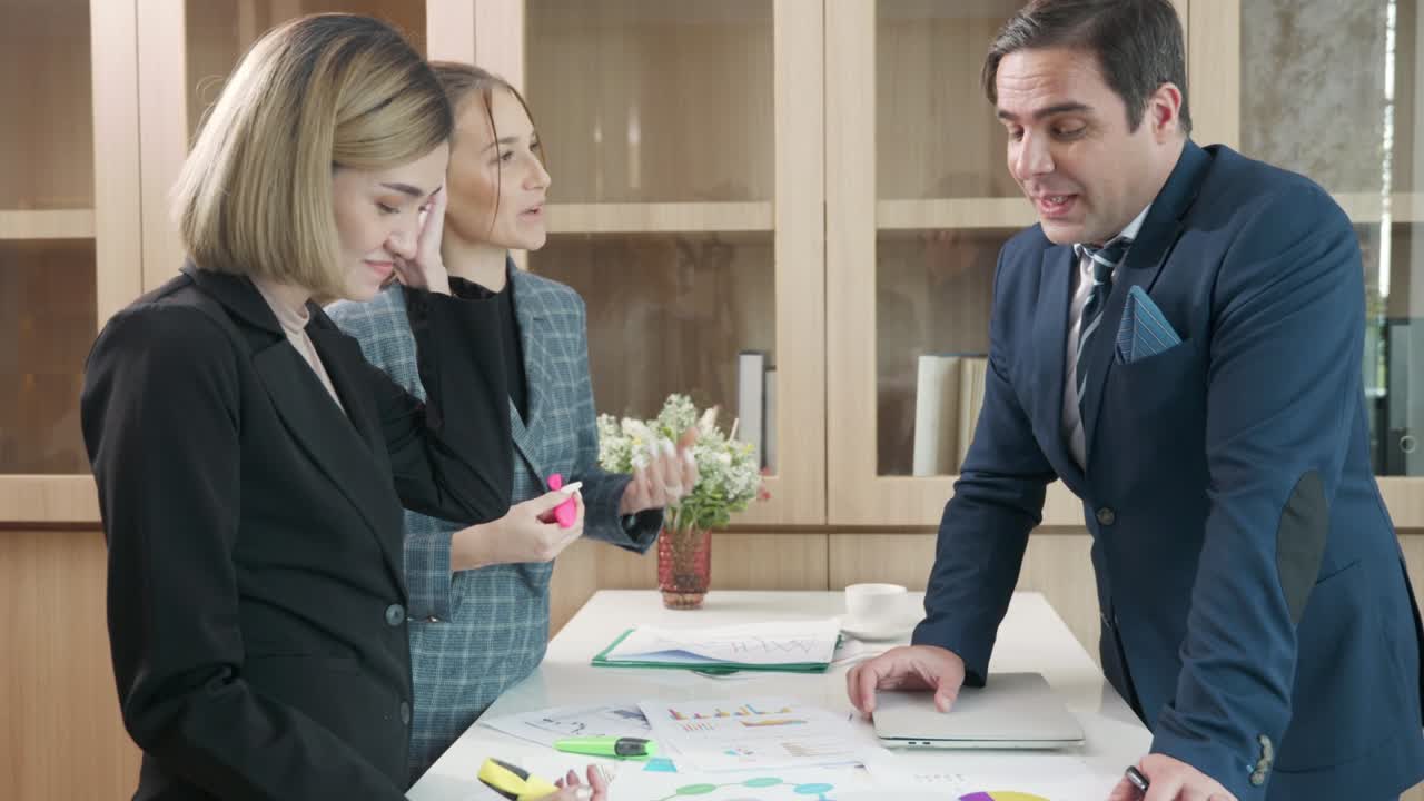 бизнес-командная встреча презентация брифинг проекта анализ диаграмм доходов графики