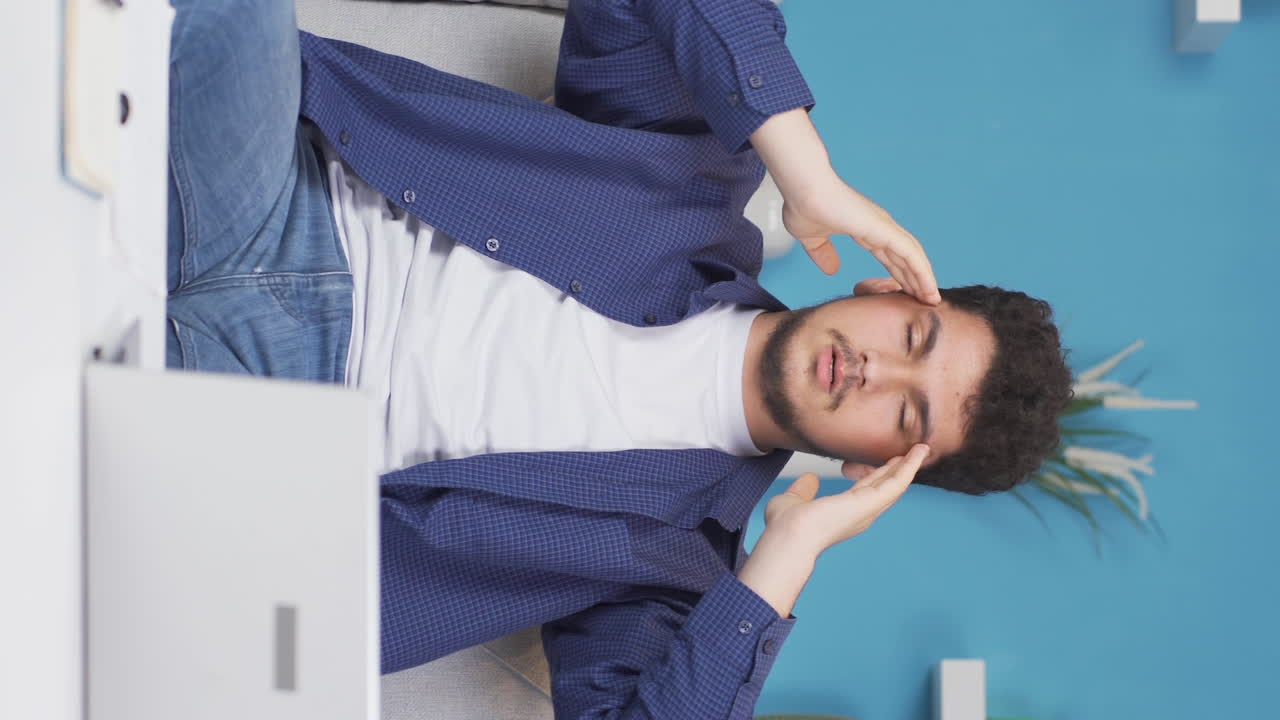 Video verticale dell'uomo con mal di testa