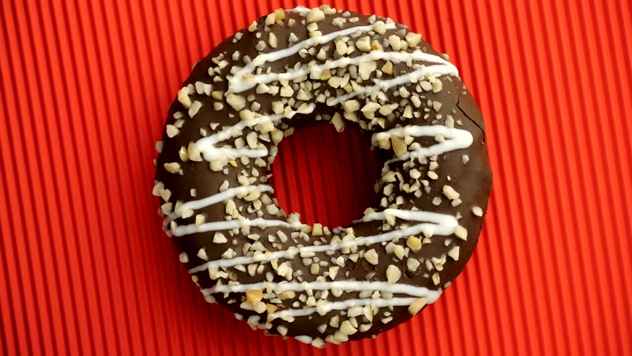 el donut glazado de primer plano.