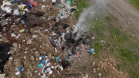 Montón-De-Basura-Al-Lado-De-La-Carretera-Ardiendo,-Cerrar