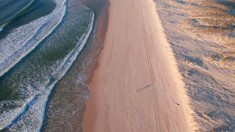 vista aérea de las olas que llegan a la orilla, playa de arena en la mañana, landas francia