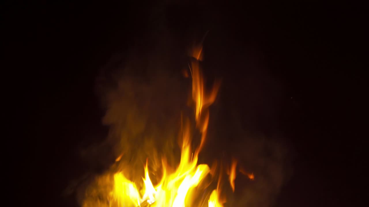 Fuoco in campeggio. Caminetto rosso e cornice con legna e carbone che bruciano nella stufa, per generare calore e fumo su sfondo nero.
