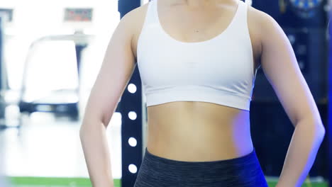 스포츠 옷을 입은 아시아 여성은 운동 운동을 합니다. 체육관에서 바벨을 들어올리는 운동, 보디빌딩 장비, 훈련, 건강 관리, 동기 부여, 체중 감소 개념.