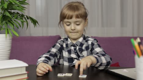 Niños-Haciendo-Videollamadas-Dando-Lecciones-De-Educación-A-Distancia-En-Casa.-Vista-De-Cámara-Web