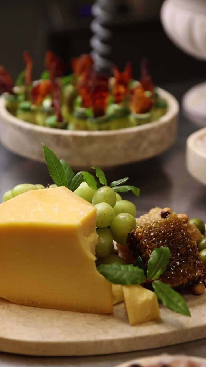Tagliere di formaggi gourmet con uva, favo di miele e olive
