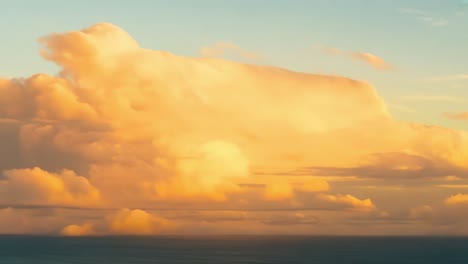 hermosas nubes doradas sobre el océano