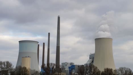 toma panorámica lenta de una planta de energía eléctrica