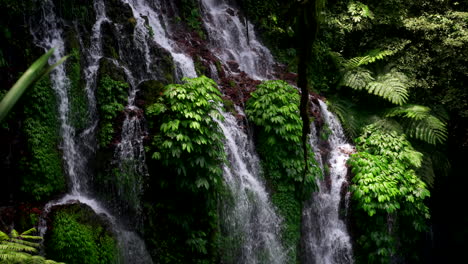 Banyu-Wana-Amertha-Wasserfall-Stürzt-Klippe-Mit-Grüner-Vegetation-Hinunter,-Bali