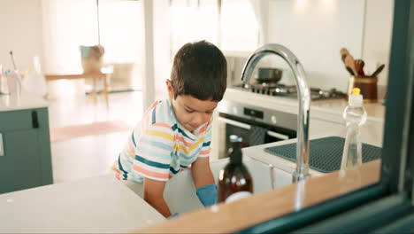 Casa,-Lavando-Platos-O-Niño-Con-Guantes