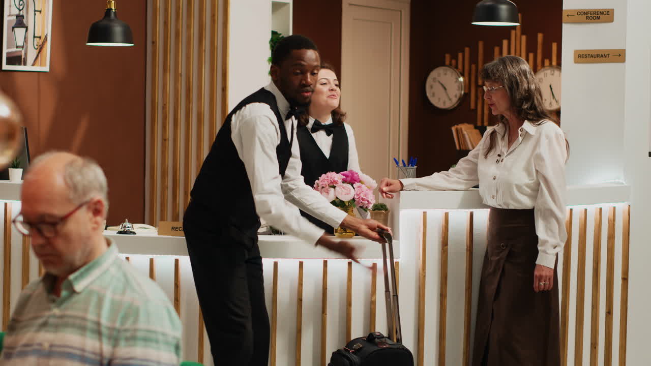 ospite anziano in arrivo all'hotel