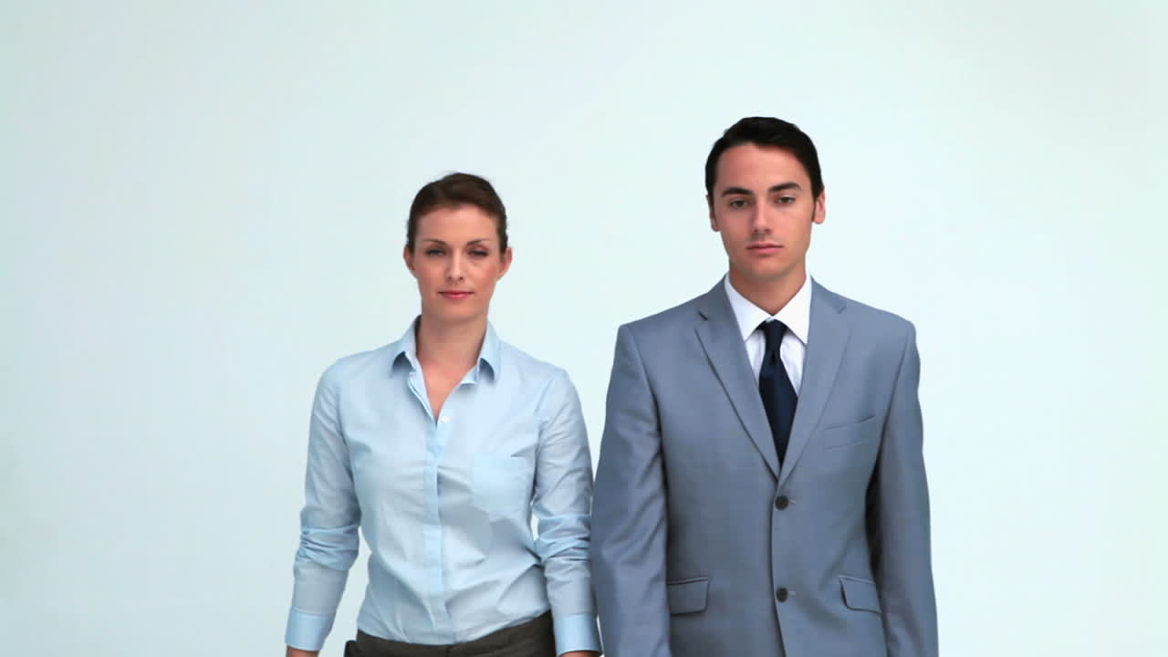 personas de negocios mostrando su tarjeta de visita