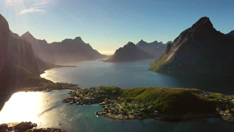 Reine-Lofoten-Es-Un-Archipiélago-En-El-Condado-De-Nordland,-Noruega.