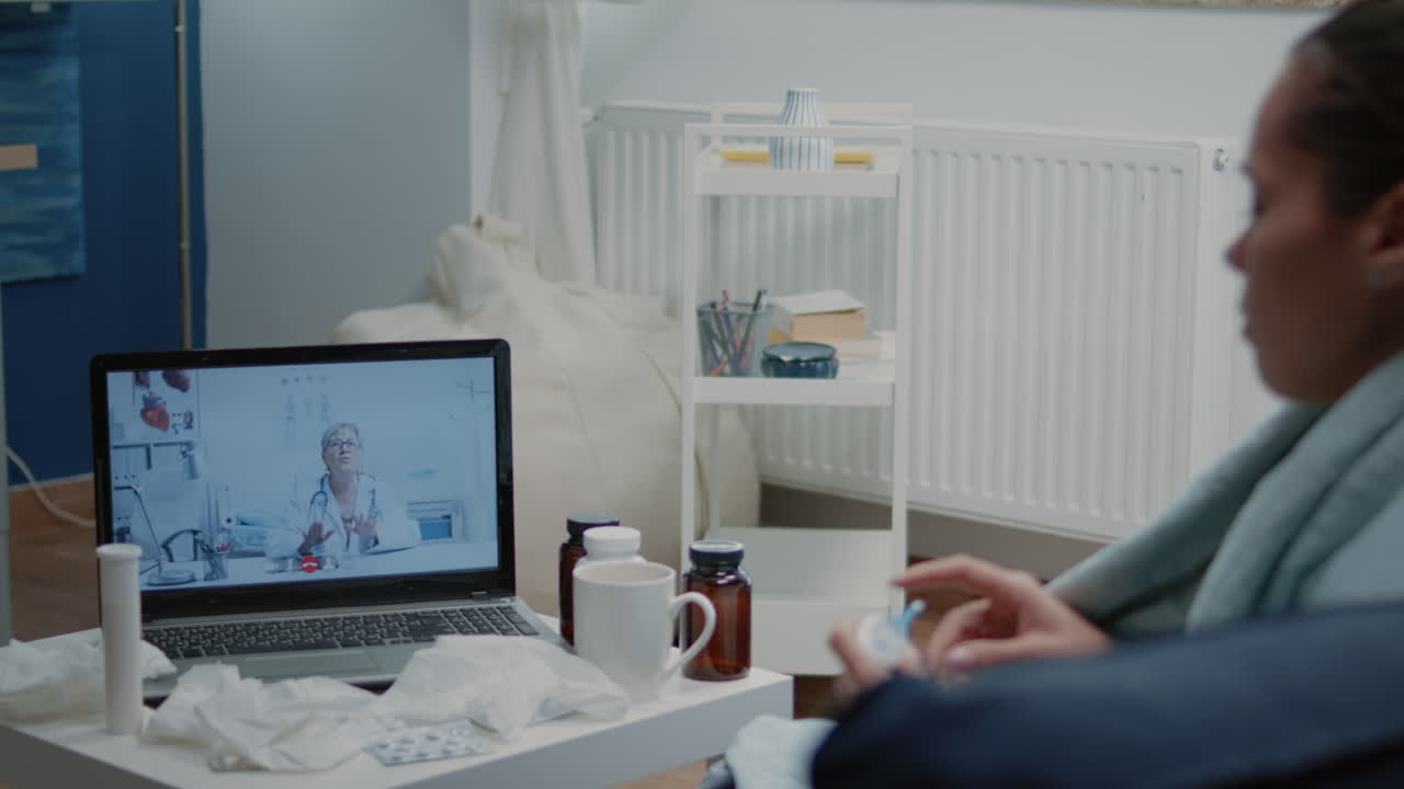 Chory pacjent rozmawia z lekarzem podczas teleporady w formie rozmowy wideo