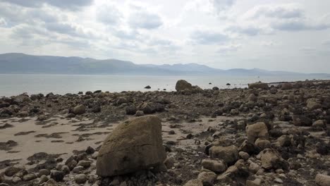 Seltsame-Friedliche-Marsgebirgskette-Felsiger-Außerirdischer-Steinstrand-Küstenlinie-Langsam-Vorwärts