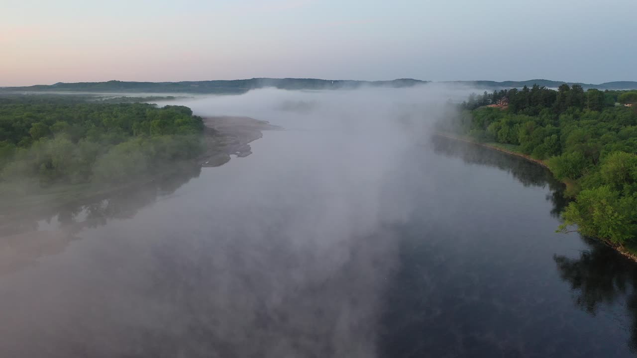 안개가 가득한 강의 해가 뜨는 곳