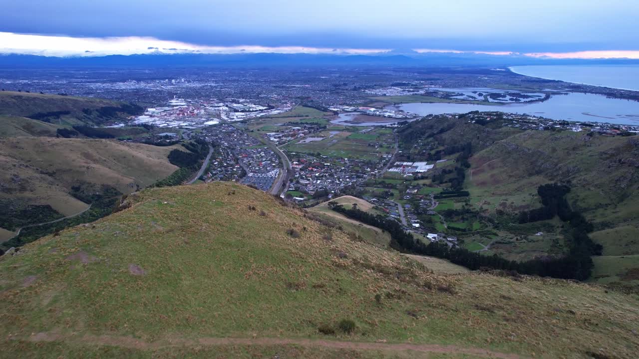 뉴질랜드 크라이스트처치 의 분위기 있는 도시 를 드러내는 산 위 에 있는 공중 사진