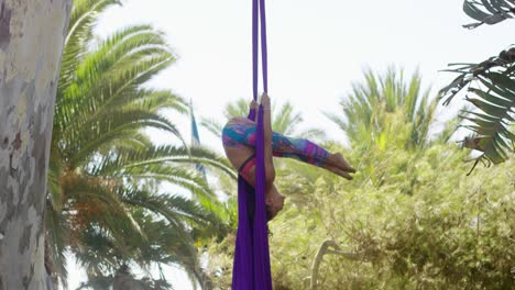 atractiva bailarina acrobática deportiva