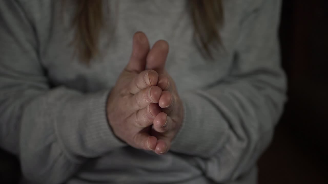 천천히 박수를 치는 손이 총을 닫습니다.