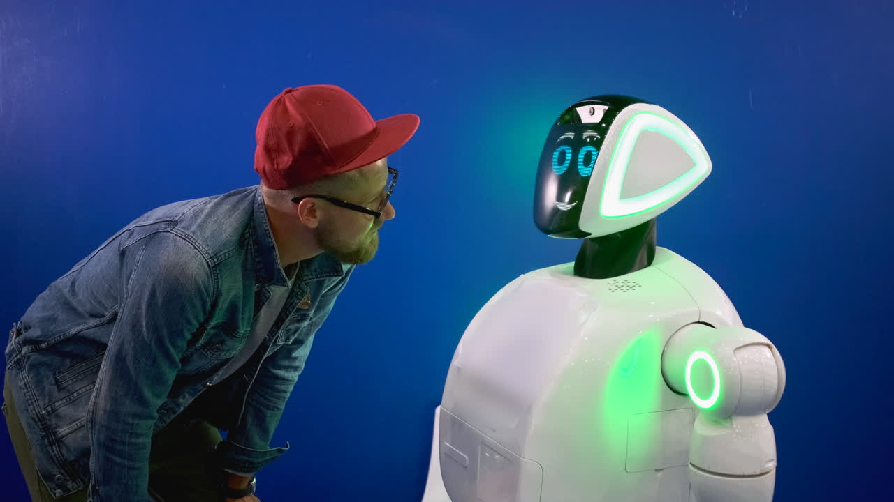 hombre interactuando con un robot