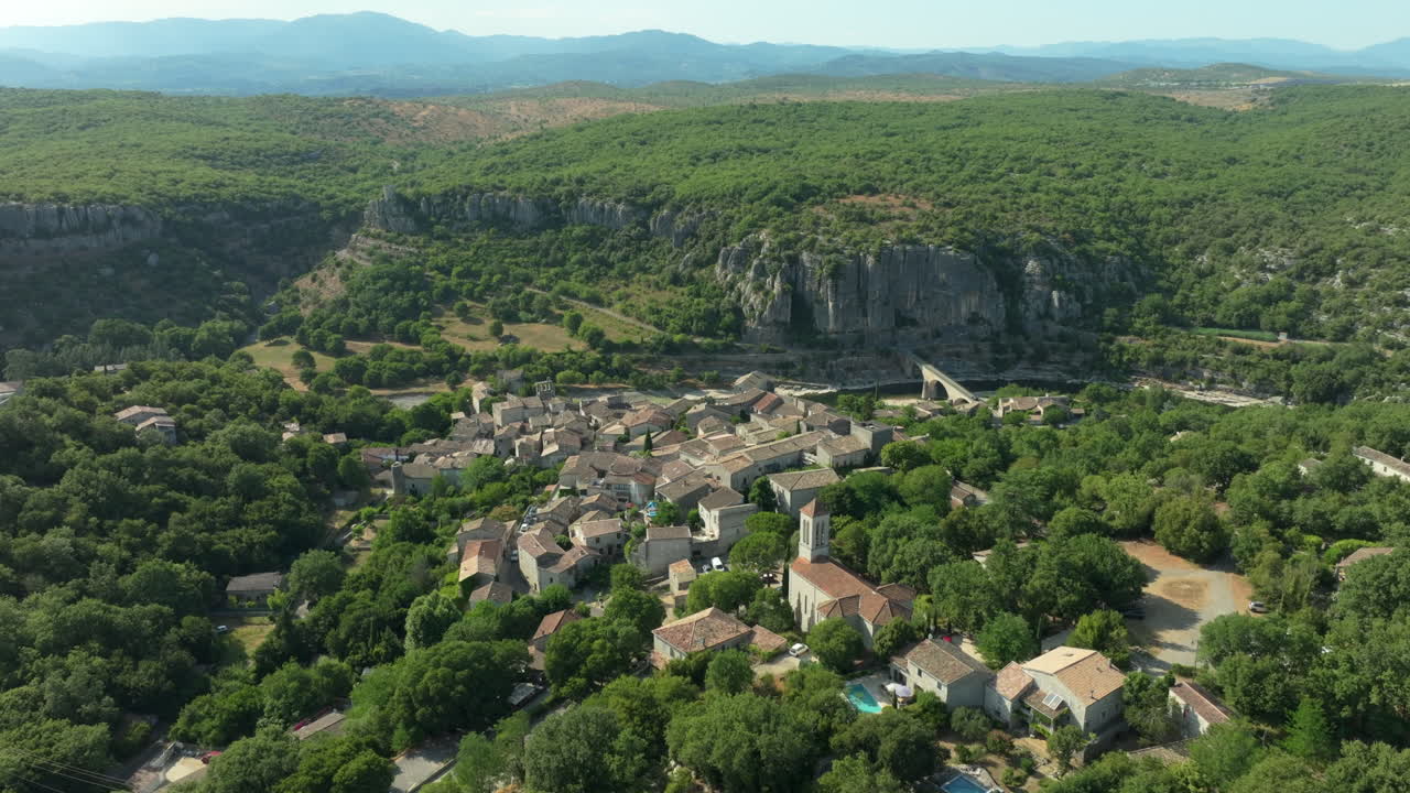 Villaggio di carattere di Balazuc sul fiume Ardèche - Paesaggio con vista aerea.