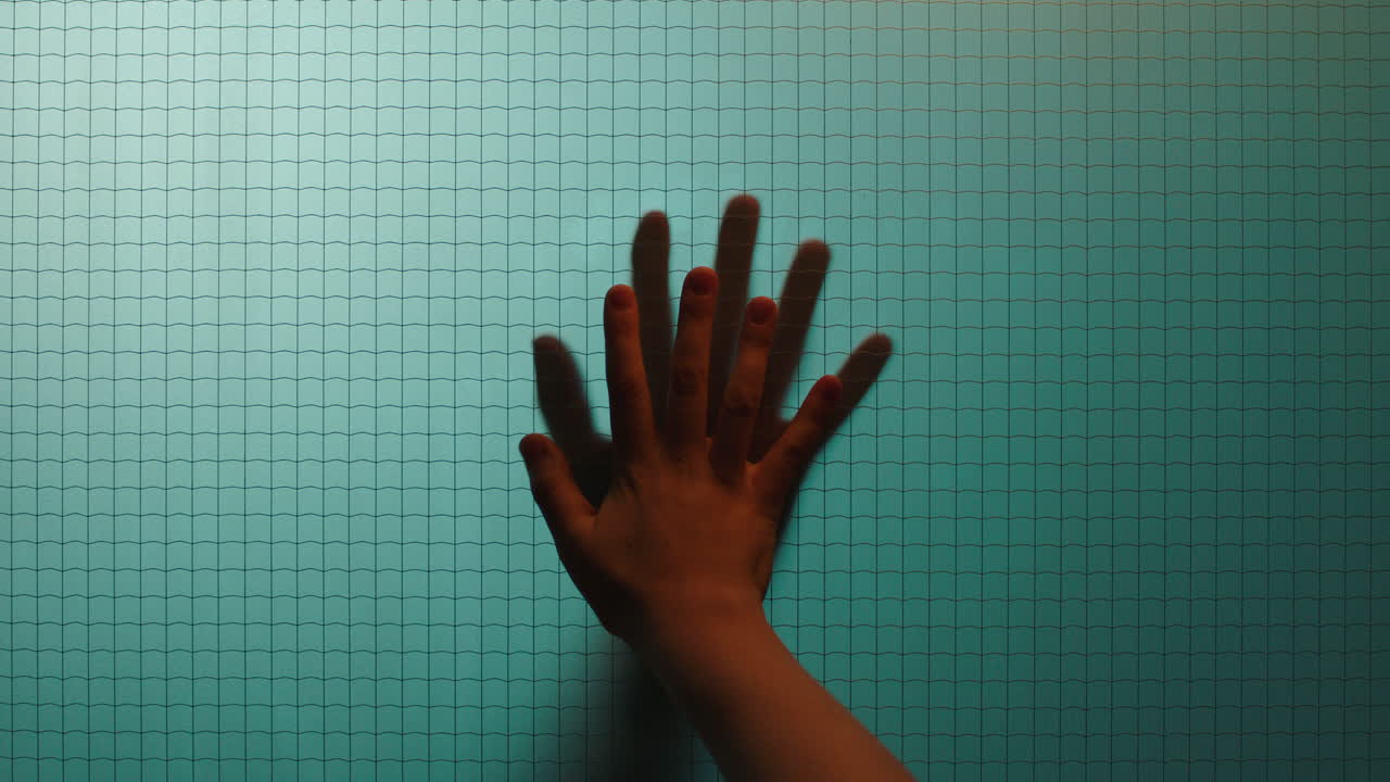 manos románticas tocando la ventana amantes separados anhelo de conexión concepto de romance