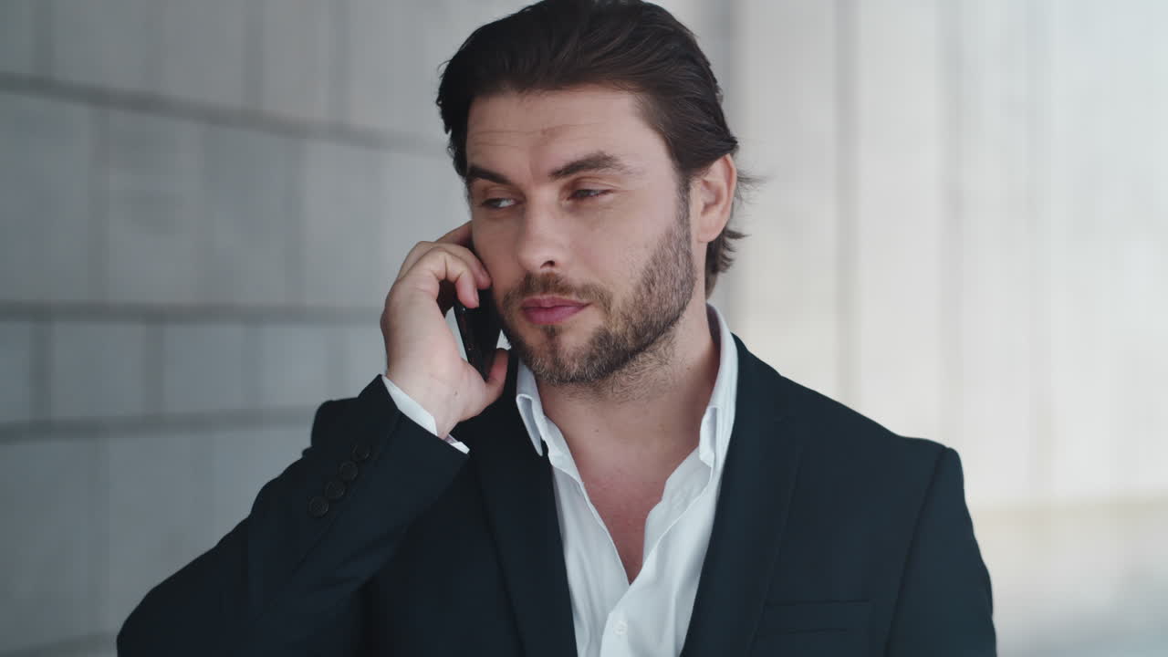 거리에서 전화 대화를 하는 사업가. 스마트 폰에서 이야기 하는 관리자