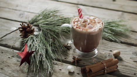 Video-Von-Einem-Glas-Weihnachtsschokolade-Mit-Marshmallows-Und-Kopierraum-Auf-Holzhintergrund