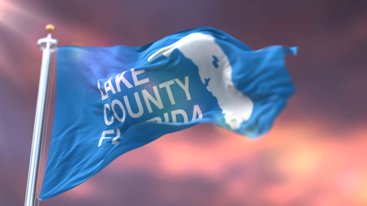 bandera del condado de lake del estado de florida, en los estados unidos al atardecer - bucle