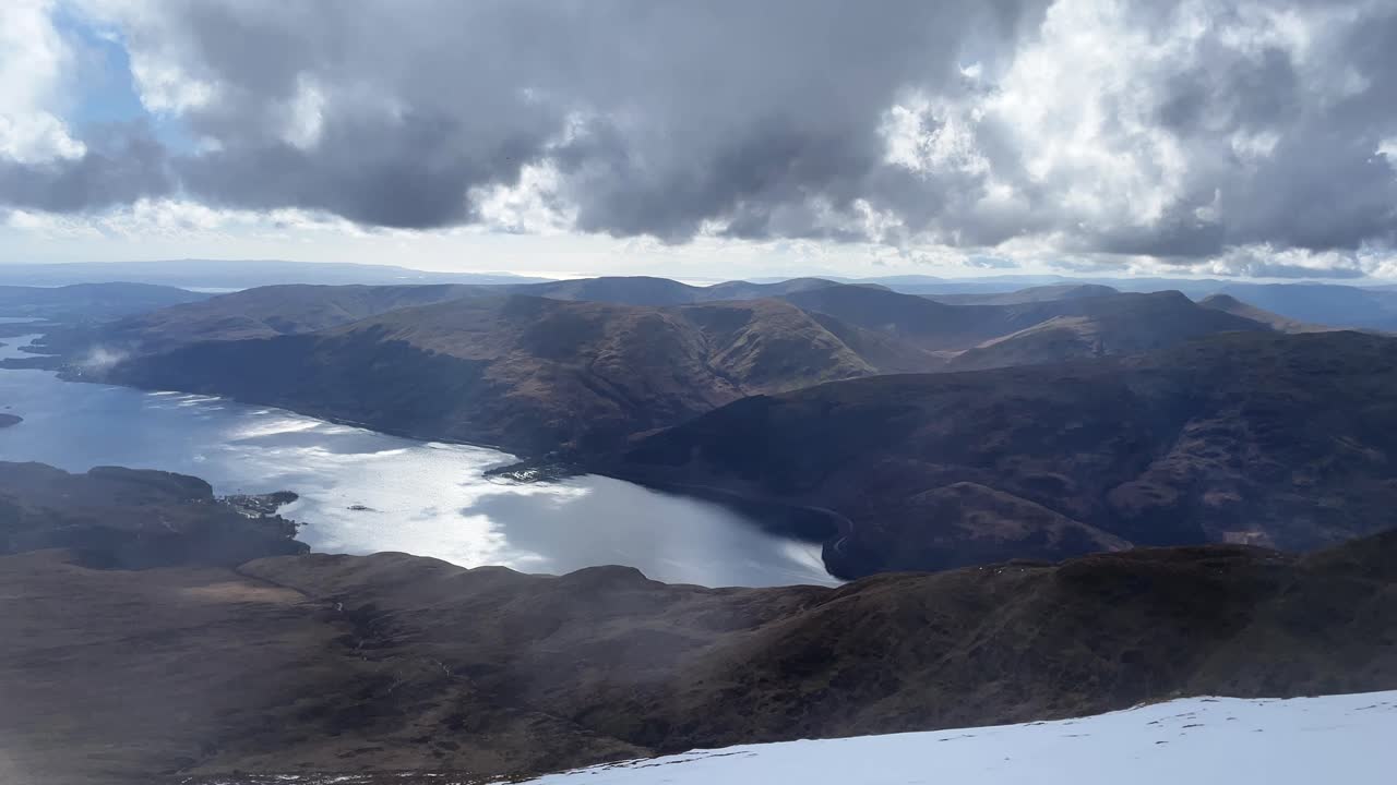 un panorámico lento sobre el lago lomond y la pasarela de ben lomond