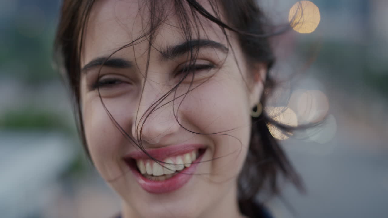 retrato de cerca hermosa mujer joven sonriendo corriendo mano a través del cabello disfrutando de un estilo de vida exitoso en la ciudad feliz mujer caucásica piel sana