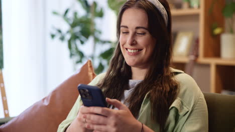 mujer usando un teléfono inteligente en casa