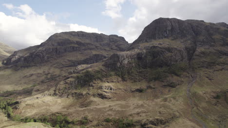 Drone-shot-of-Three-Sisters-mountain-In-The-Highlands-Of-Scotland,-Glencoe