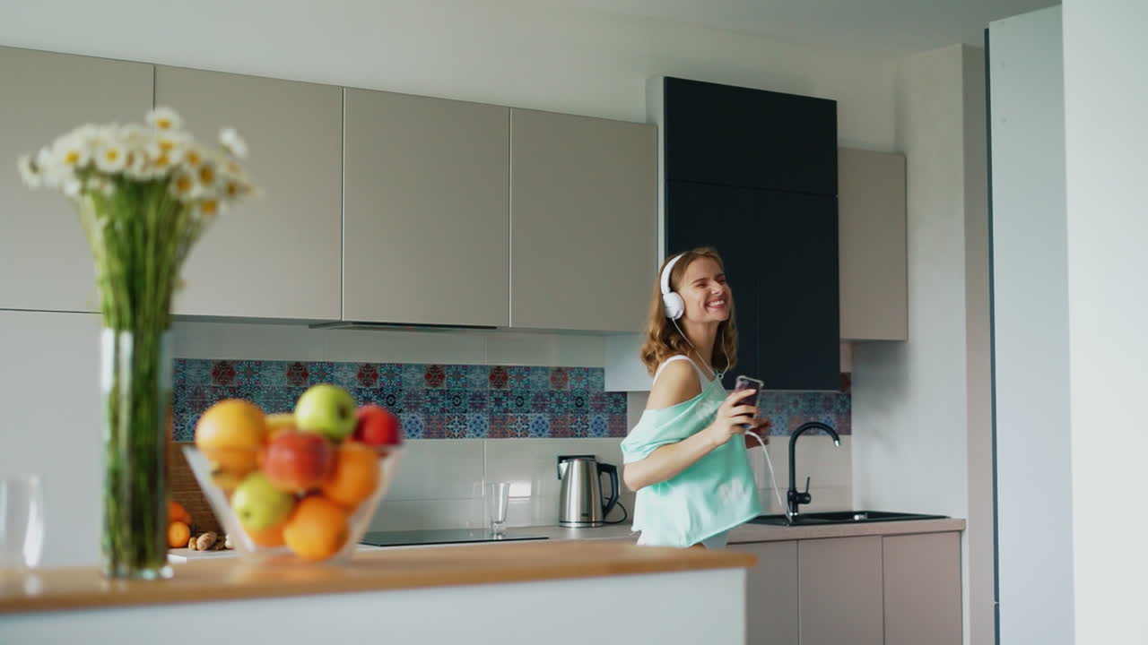 mujer feliz en ropa interior