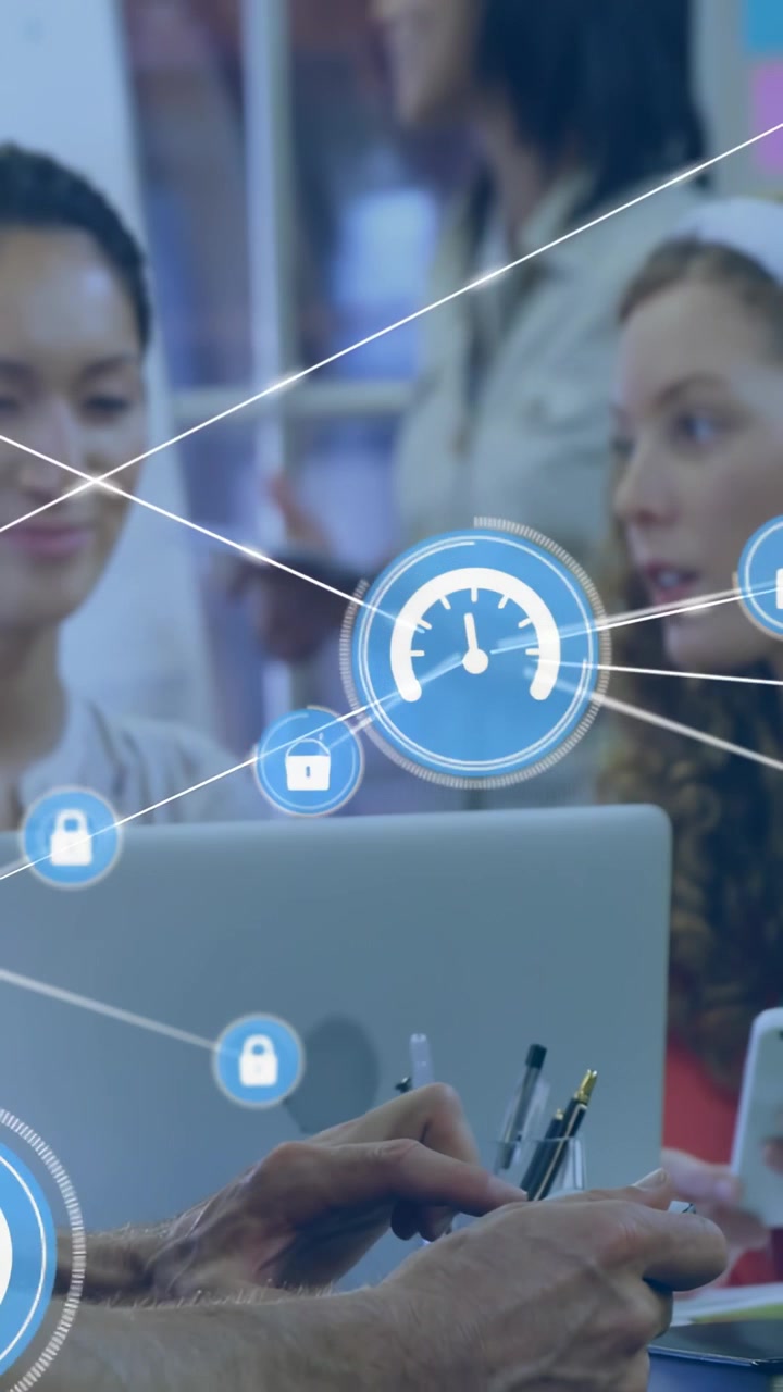 Video verticale: Due donne usano il laptop mentre una collega tocca il telefono, HUD che espande i lucchetti per la sicurezza.