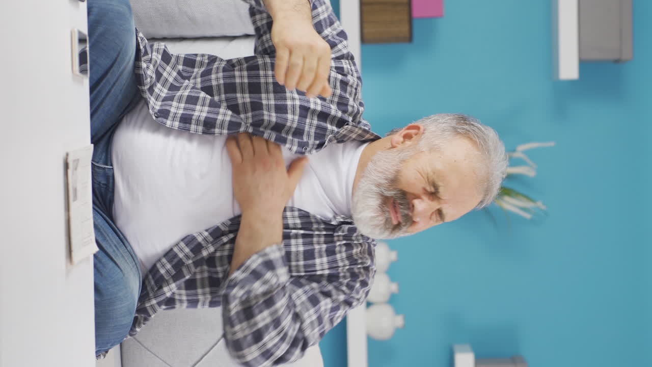 el video vertical del anciano sudoroso huele mal y es ofensivo.