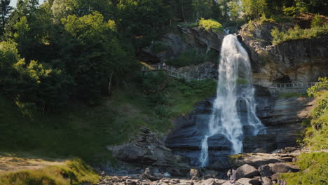 espectacular cascada steinsdalsfossen en noruega 4k video