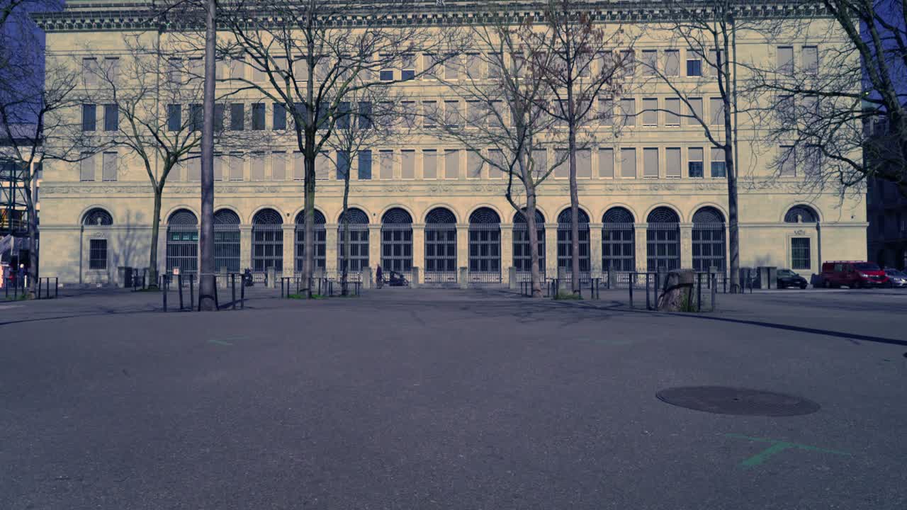 Facciata della filiale di Zurigo della Banca Nazionale Svizzera (BNS) in una soleggiata giornata primaverile con Piazza Bürkli in primo piano