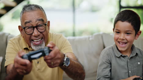 abuelo y nieto jugando videojuegos