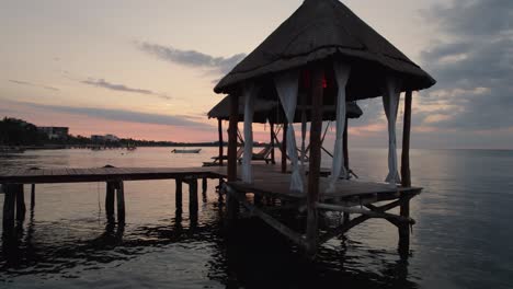 Tulum-Rosa-Atardecer-Aéreo-De-Hermoso-Y-Relajante-Muelle-En-El-Mar,-México